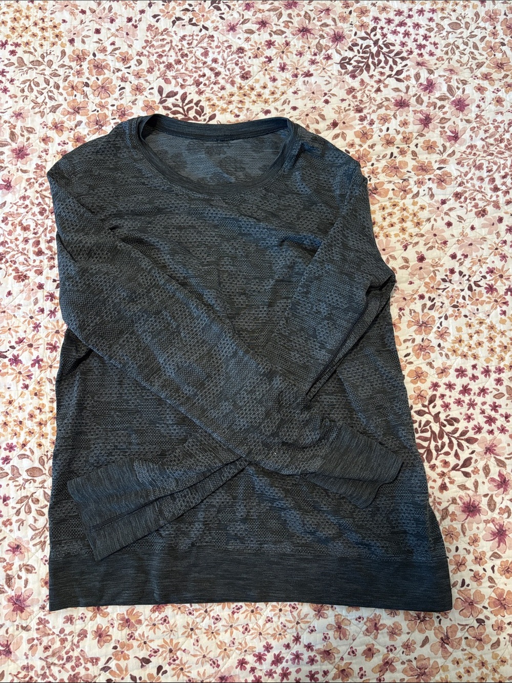lululemon athletica Long Sleeve Tee in Charcoal Gray